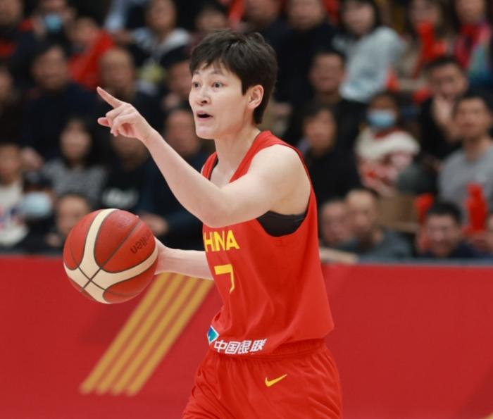 半岛体育-不敌澳大利亚引担忧！无法适应高强度，缺少双李无核心，锋线薄弱