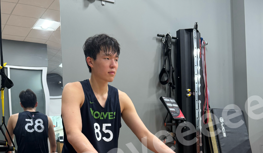 森林狼试训杨瀚森！满头大汗，球队内线需补强，但主帅不爱用新人