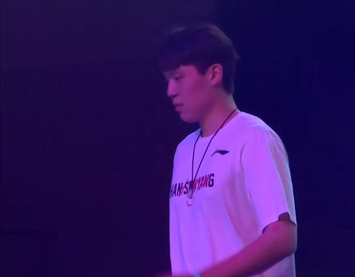 半岛体育下载-杨瀚森现身乒乓球赛事！入场淡定，为王楚钦挑边，多次出现同框！