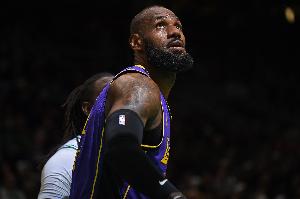 半岛体育注册网址-今天5投0中！詹姆斯复出后四场比赛外线手感全无 合计13中1