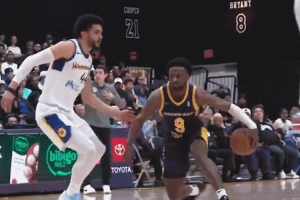 游刃有余！布朗尼帅气变向后面对贴防打进高难度后仰跳投