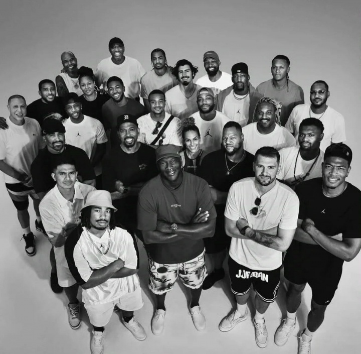 半岛体育下载-👀你认识几位？AJ40周年大合照：老流氓领衔 77锡安班凯罗在列