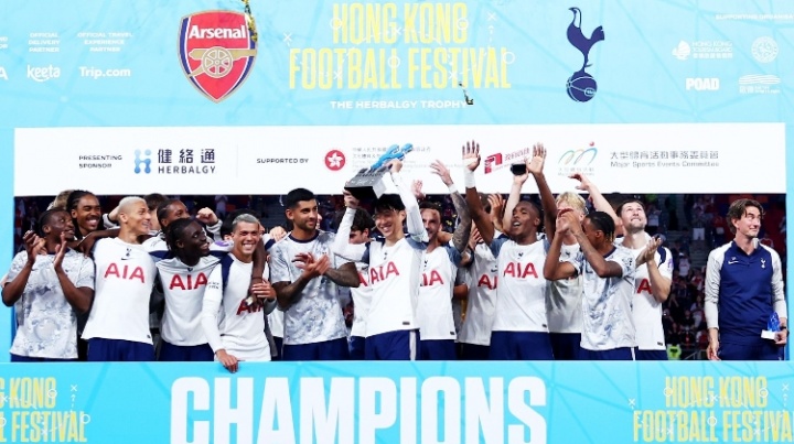 半岛体育官网-原来已是告别前天颁奖罗梅罗强行为孙兴慜戴袖标，让队长捧杯