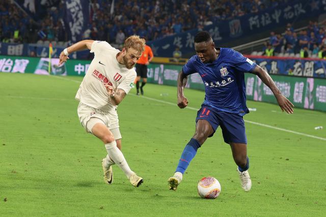 半岛体育-榜首告急！多赛一场申花疲态尽显 领先优势仅剩1分