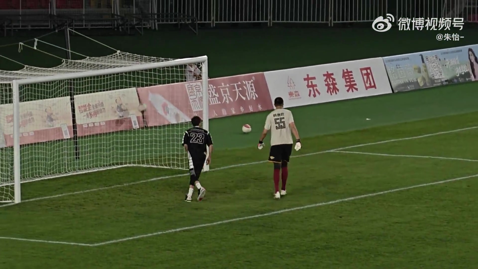 守门员韩德君直接拒绝了郭艾伦的射门 然后大韩送上贴脸摇手指