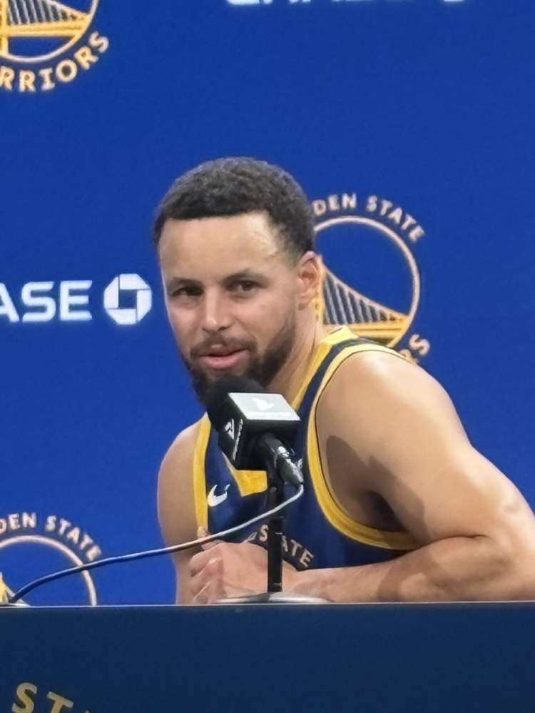 半岛体育注册网址-库里：开局慢热投不进无需纠结 防守稳住了局面&amp;巴特勒带队追分