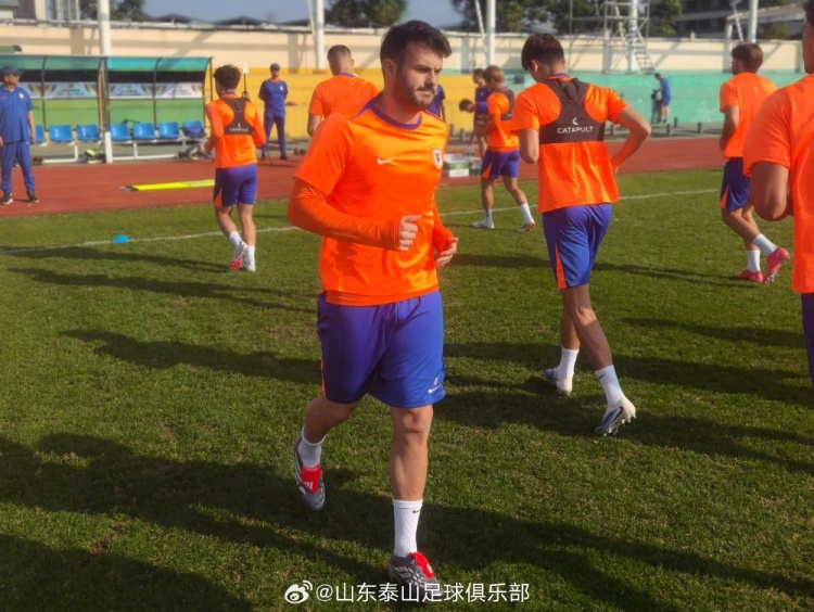 半岛体育娱乐-今天上午，外援瓦科回归山东泰山海口冬训阵容